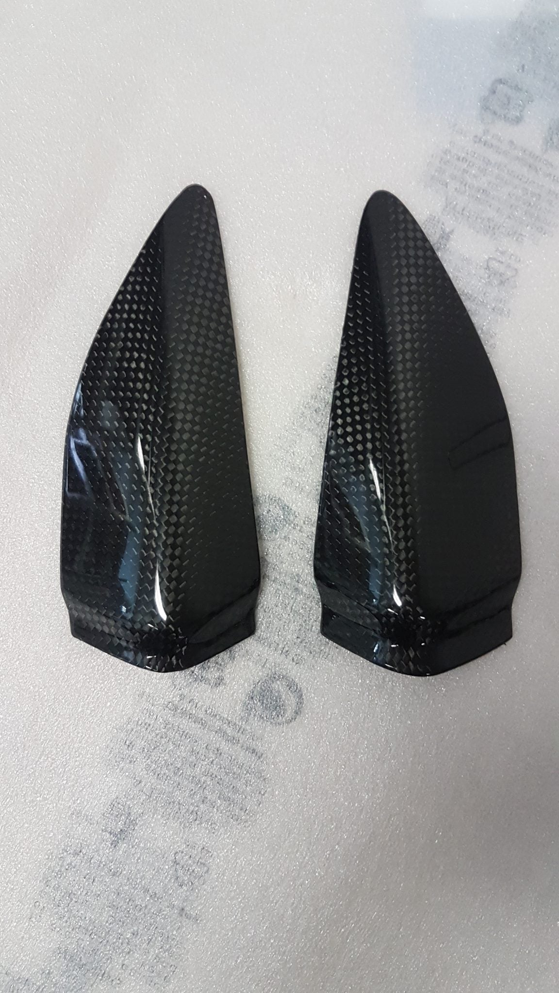 CARBON2RACE Yamaha YZF-R1 (15/...) Carbon Tank Sliders (small version)