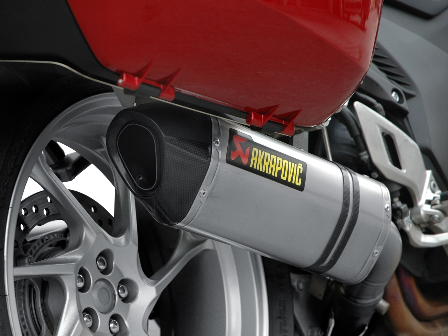 AKRAPOVIC S-H12SO1-HRT Honda VFR1200F (2015+) Slip-on Exhaust (titanium) – Accessories in the 2WheelsHero Motorcycle Aftermarket Accessories and Parts Online Shop
